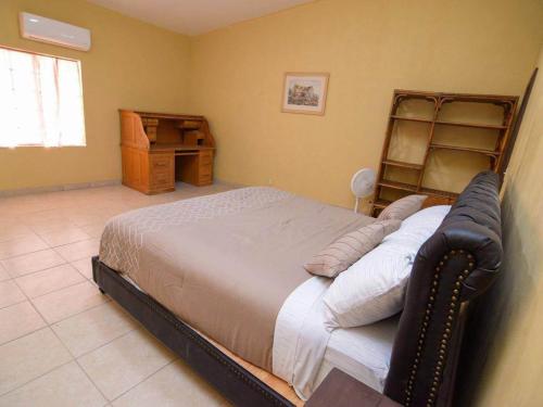 una camera da letto con un letto grande e una scrivania di Paradise home in Rancho Percebu a San Felipe