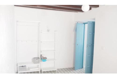 贝赫尔-德拉弗龙特拉Casa Arena y Sal en pleno casco antiguo de Vejer的带淋浴和玻璃门的浴室