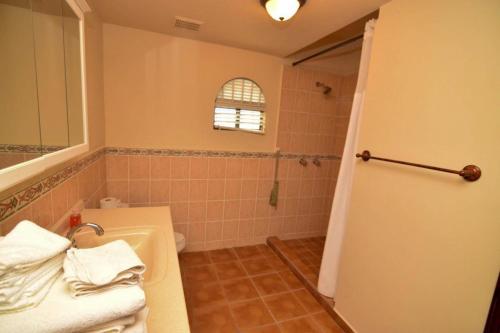 een badkamer met een wastafel, een toilet en een douche bij El Dorado Ranch San Felipe - Casa Rocky Point Vacation Rental with Private Pool in San Felipe