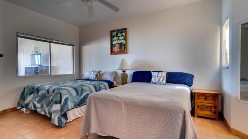 een slaapkamer met 2 bedden en een raam bij Condo Vista mar - Beautiful rental condo located in Villas de las Palmas San Felipe in San Felipe
