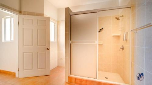 een badkamer met een douche en een glazen deur bij Condo Vista mar - Beautiful rental condo located in Villas de las Palmas San Felipe in San Felipe