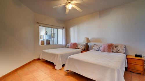 um quarto com 2 camas e uma ventoinha de tecto em Villa de las palmas San Felipe Condo with 2 bedrooms, Wifi, Streaming TV em San Felipe