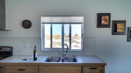 Η κουζίνα ή μικρή κουζίνα στο Amazing El Dorado Ranch Pool house La Kasa 53