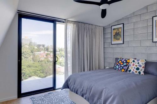 um quarto com uma cama e uma grande janela em Escape 2 the City NEW apartment 3bed Highgate Hill em Brisbane