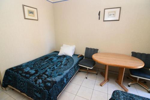 una stanza con un letto, un tavolo e delle sedie di San Felipe Rental Studio 3 Free WiFi and Cable TV a San Felipe