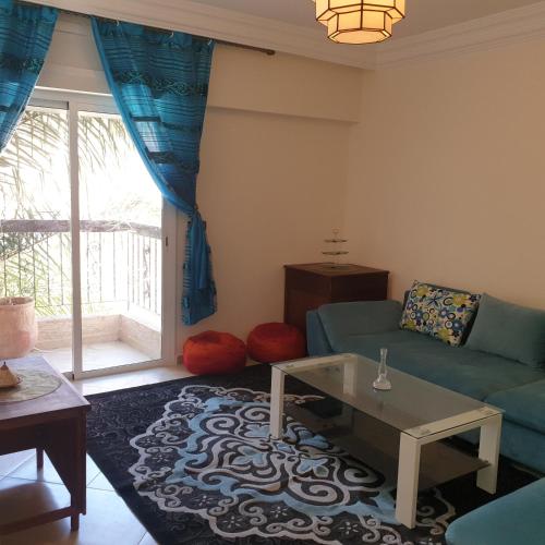 un soggiorno con divano e tavolo di Appartement Neuf à Louer sur Martil Maroc a Martil