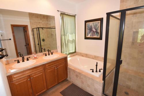 a bathroom with two sinks and a bath tub at 3-bedroom Pool Side Vacation villa in San Felipe