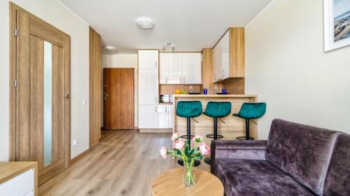 a living room with a couch and a table at BURSZTYNOVA Apartamenty Piamola in Kąty Rybackie