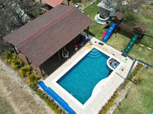 una vista aérea de una piscina y una casa en Cabañas San José Chotuj, 