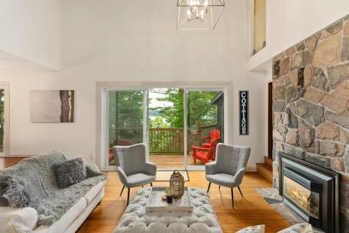Stunning Muskoka Lakehouse minutes to Huntsville