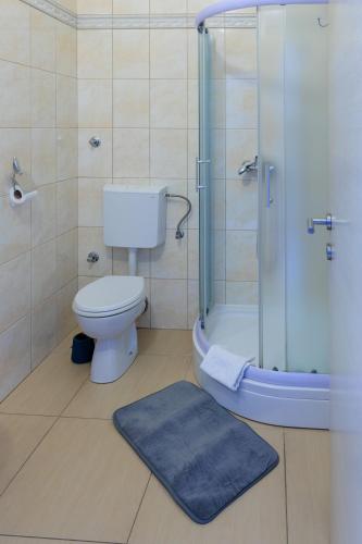 Ένα μπάνιο στο Apartments Villa Kobilj