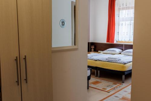 Ένα ή περισσότερα κρεβάτια σε δωμάτιο στο Apartments Villa Kobilj