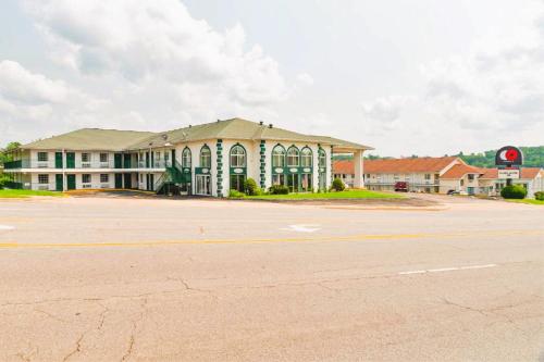 an empty parking lot in front of a building at Capital O - Classic Motor Inn Branson in Branson