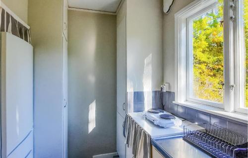 uma casa de banho com um lavatório e uma janela em Beautiful Home In Norrkping With Wifi em Norrköping