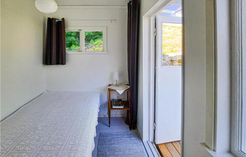 um quarto com uma cama e uma janela em Beautiful Home In Norrkping With Wifi em Norrköping