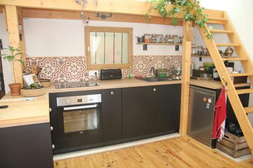- kuchnię z płytą kuchenną w pokoju w obiekcie Appartement de caractère w mieście Gap