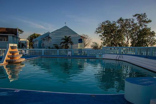 una gran piscina frente a una casa en Sunrise at Point Village-Negril, en Negril