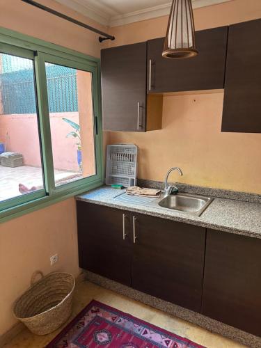 cocina con fregadero y ventana en Residence mirador Majorelle, en Marrakech