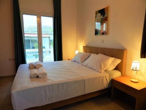sypialnia z łóżkiem z dwoma ręcznikami w obiekcie Villa Evridiki w mieście Georgioupolis