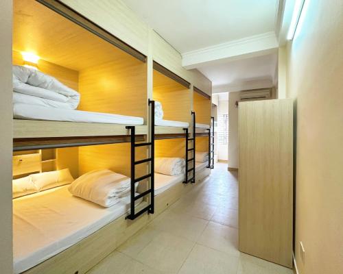 einen Flur mit drei Etagenbetten in einem Zimmer in der Unterkunft Hong Hao 2 Hostel & Motorbikes & TOURS in Ha Giang