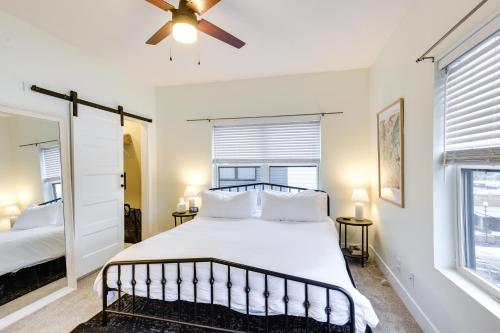 um quarto com uma cama e uma ventoinha de tecto em Updated Omaha Vacation Rental Less Than 2 Mi to Downtown! em Omaha