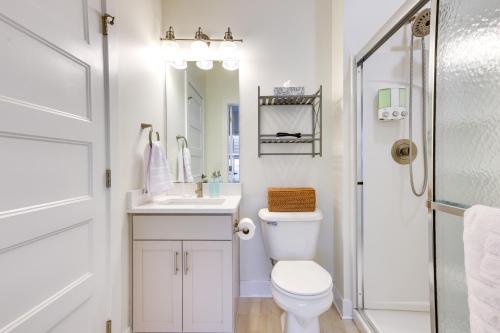 Ванна кімната в Updated Omaha Vacation Rental Less Than 2 Mi to Downtown!