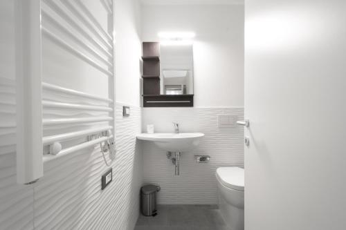 bagno bianco con servizi igienici e lavandino di FINARIN Guest House a Finale Ligure