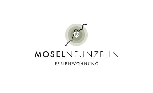 un logotipo para una empresa de movimiento con un caracol en Mosel19 - Moderne, hochwertige Ferienwohnung en Niederfell