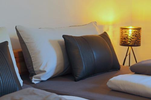 מיטה או מיטות בחדר ב-Mosel19 - Moderne, hochwertige Ferienwohnung