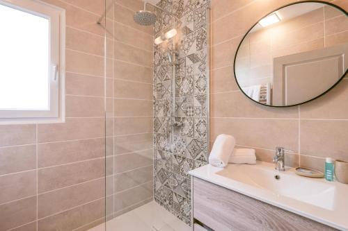 Kúpeľňa v ubytovaní Ombre des pins à Saint Tropez XIX