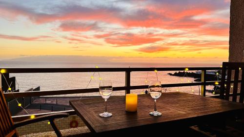 プエルト・デ・サンティアゴにあるSerigor Bahía Ocean Viewの夕日を望むバルコニー(ワイングラス2杯付)