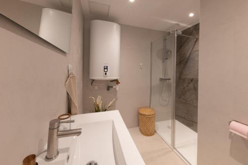 y baño con lavabo y ducha. en Lumineux, tout confort, Wifi & Terrace & Parking, en Saint-Laurent-du-Var