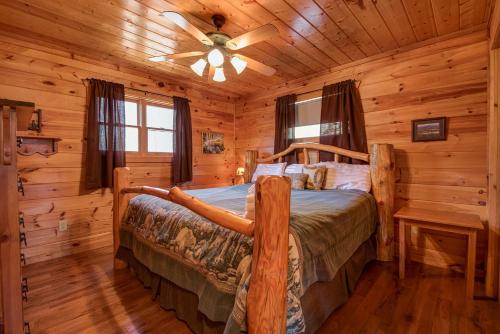 加特林堡的住宿－Bearway to Heaven，小木屋内一间卧室,配有一张床