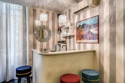 - un bar avec deux tabourets et un miroir dans l'établissement Deko Rome, à Rome