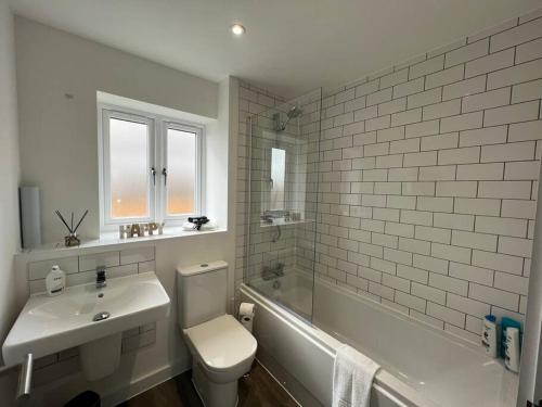 Kamar mandi di 3 Bed house, Derby City Centre leisure or Business