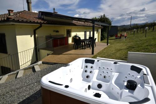 a white bath tub sitting on top of a yard at Casavacanzedezza in Montecalvo Versiggia