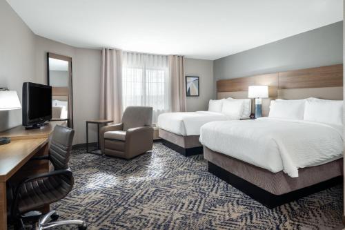 um quarto de hotel com duas camas e uma televisão em Candlewood Suites Elkhart, an IHG Hotel em Elkhart