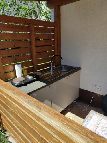 eine Küche mit einer Spüle und einer Theke in der Unterkunft Guesthouse Suzy in Pula