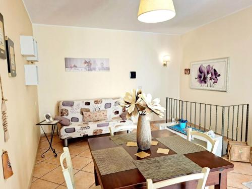 uma sala de estar com uma mesa e um sofá em Superior Apartment le Case del Sole Licata em Licata