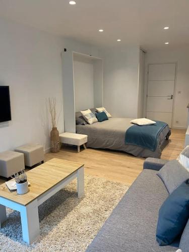 Zdjęcie z galerii obiektu L’Annexe Studio indépendant avec vue sur jardin w mieście Crévin