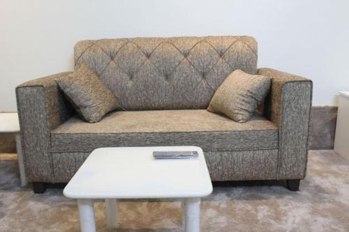 sala de estar con sofá y mesa de centro blanca en شقة خاصة للعائلات فقط, en Medina
