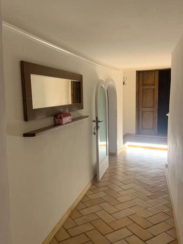 a hallway with a door and a tile floor at Teo’s house è la casa ideale per il relax in Anghiari