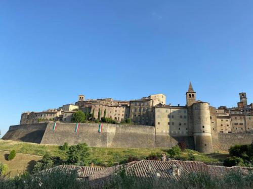 a large castle sitting on top of a hill at Teo’s house è la casa ideale per il relax in Anghiari