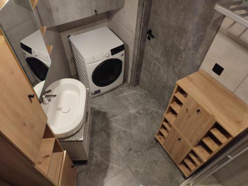 uma pequena casa de banho com WC e micro-ondas em Noclegi pod Wiaduktem em Wałbrzych