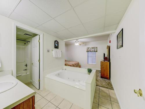 Greenbrier Getaway Whispering Pines 524房間的床