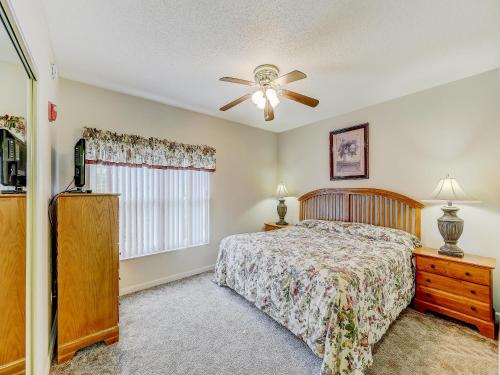 Greenbrier Getaway Whispering Pines 524房間的床