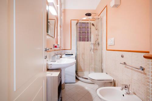 y baño con lavabo, aseo y ducha. en Suite Hidalgo De Menezes, en Bari