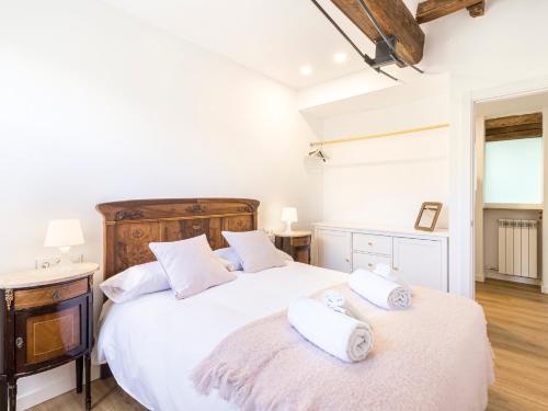 a bedroom with two beds with towels on them at Cal Rellotger de Solsona in Solsona