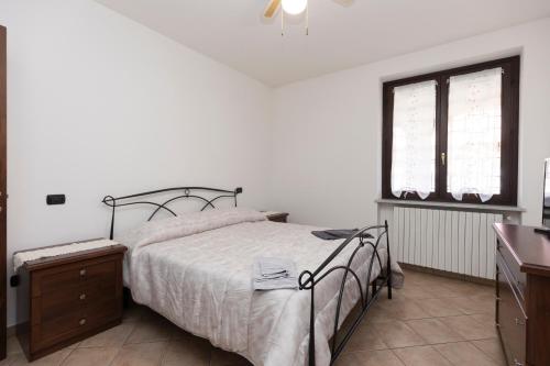 1 dormitorio con 1 cama, vestidor y ventana en Villa Anna, en Moncalieri