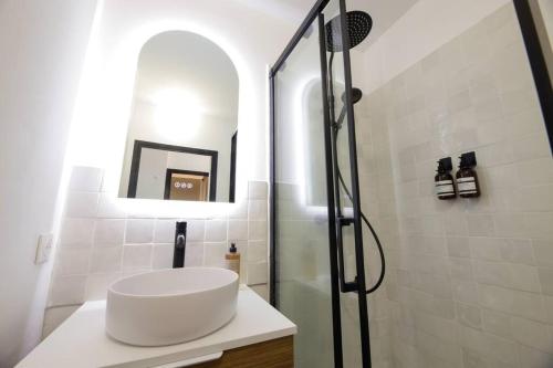 La salle de bains est pourvue d'un lavabo et d'une douche avec un miroir. dans l'établissement • Au Cosy Dôme. •, à Royat